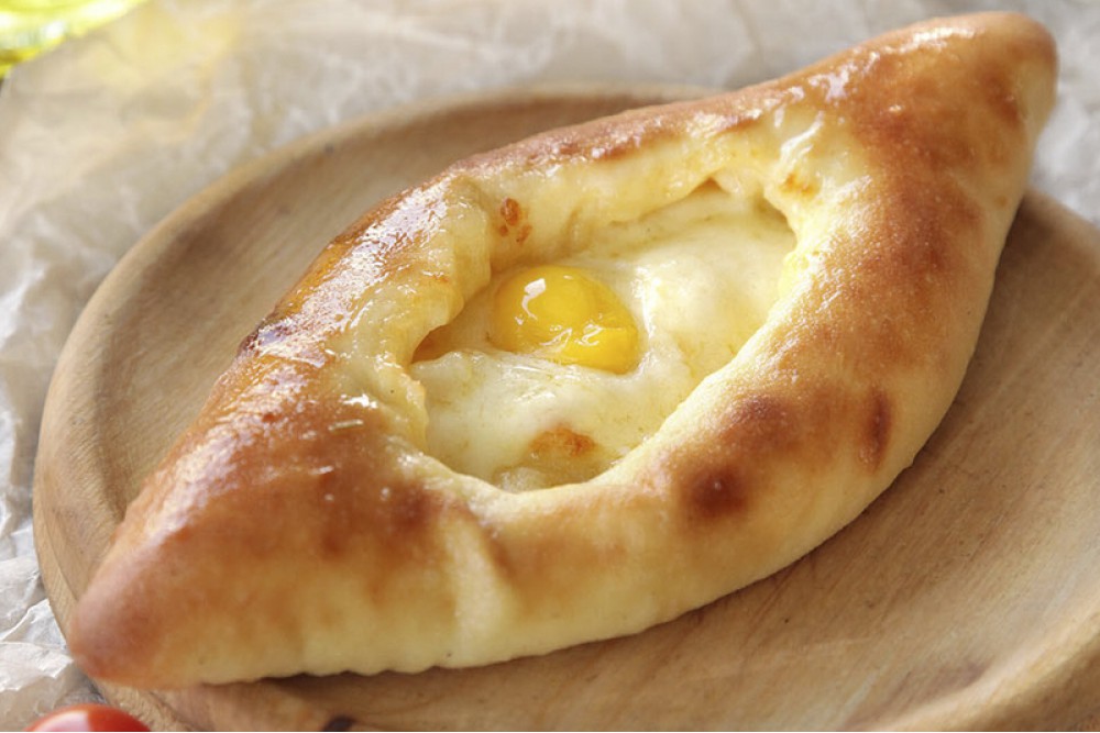 Открытый пирог с сыром сулугуни и яйцом